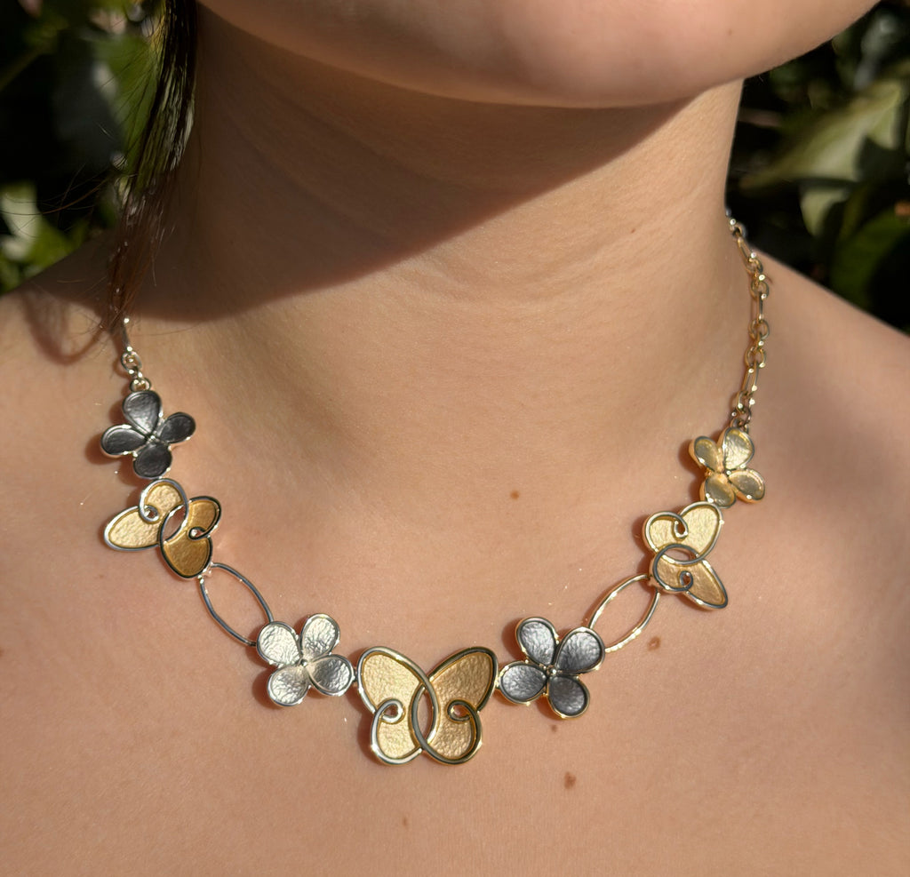 Halsband med fjärilar och blommor