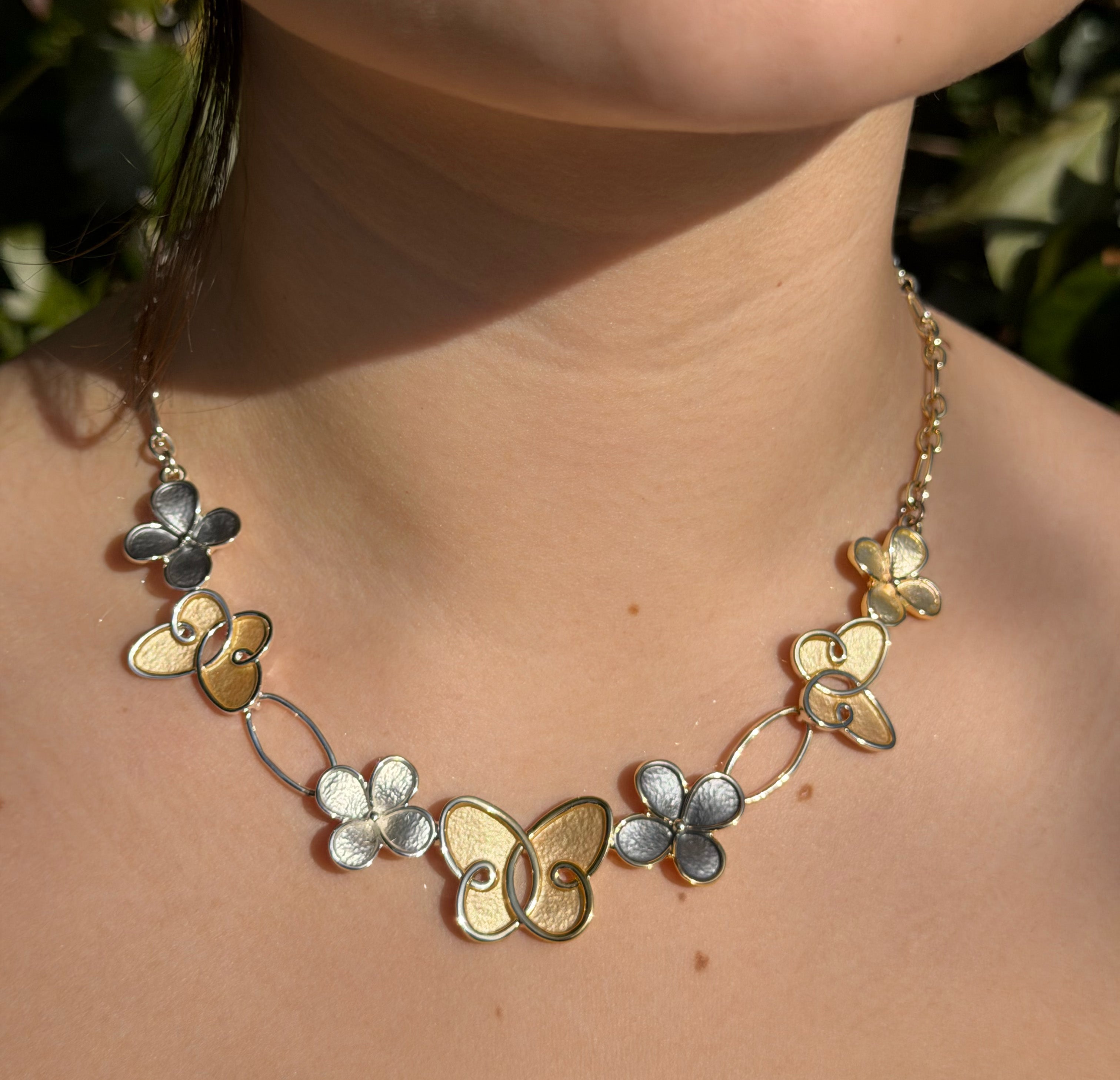 Halsband med fjärilar och blommor