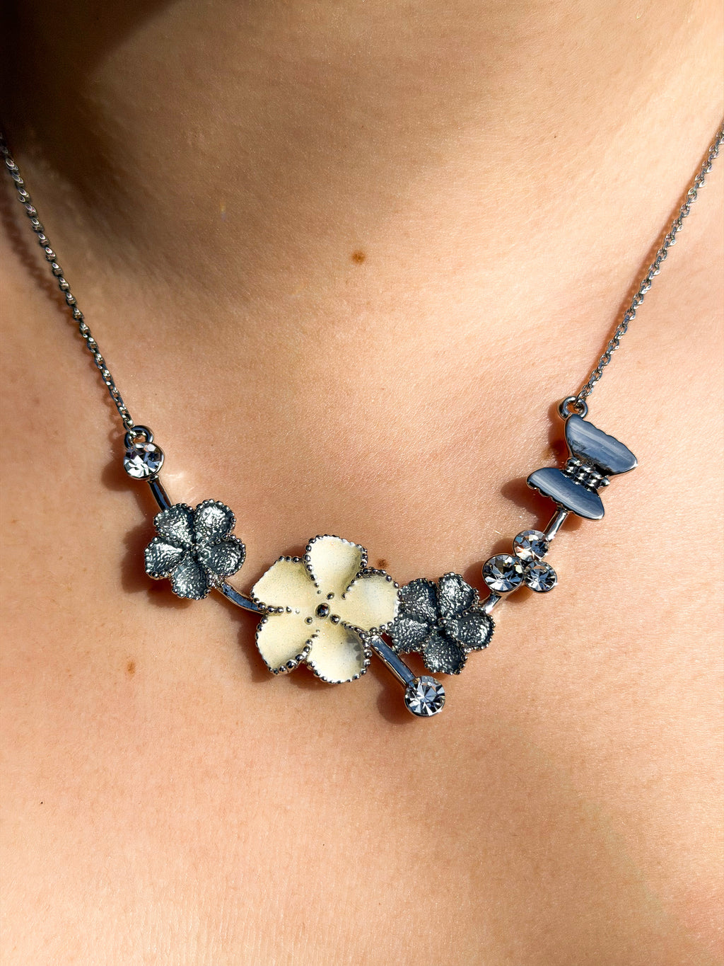 Vackert halsband med små blommor