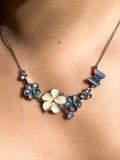 Vackert halsband med små blommor