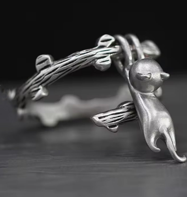 Ring-Hängande katt, finns i silver och i guld