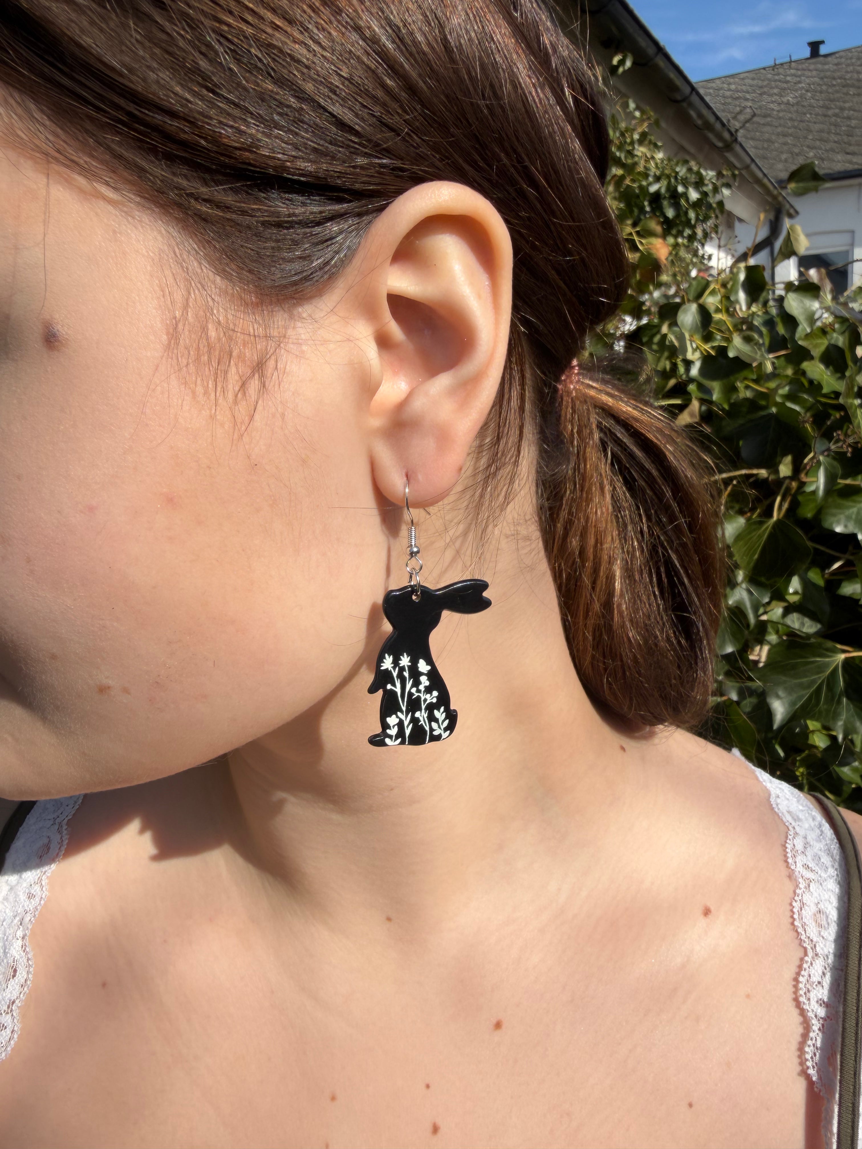 Påskörhänge- Svarta kaniner med vita blommor